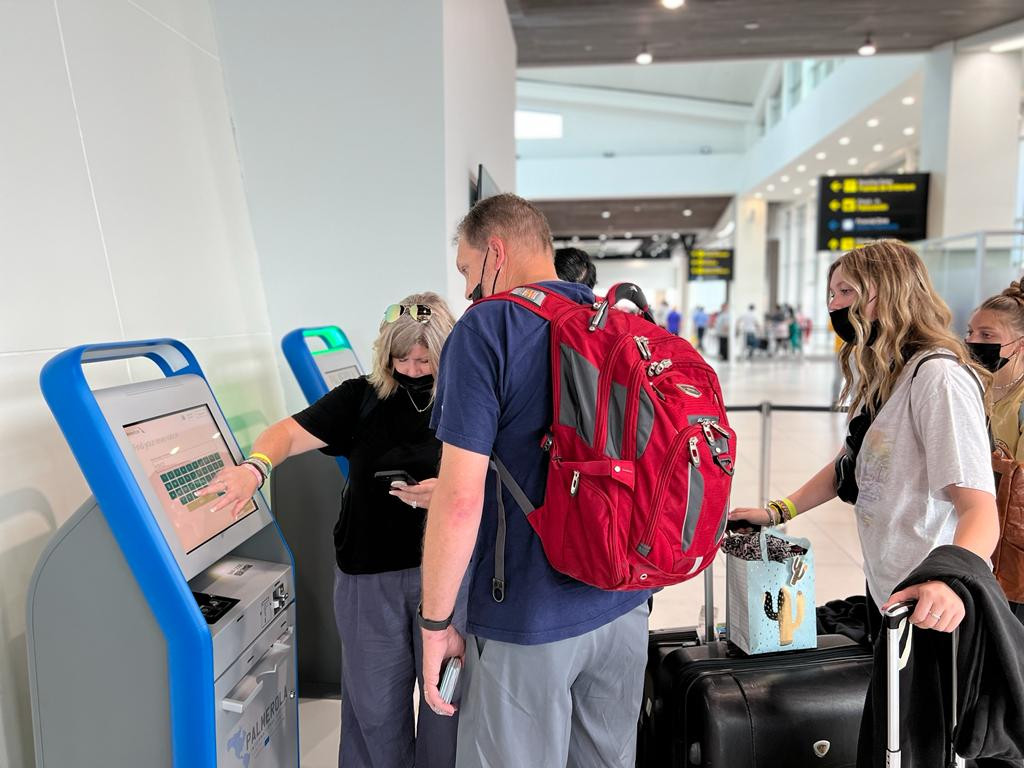 Palmerola habilita modernas máquinas de check in express para viajeros